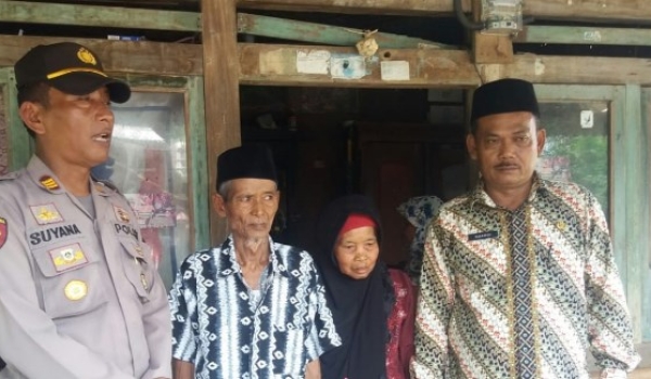 Kapolsek Kresek dan Kades Pasir Ampo Awali Bedah Rumah di Kampung Kosambi